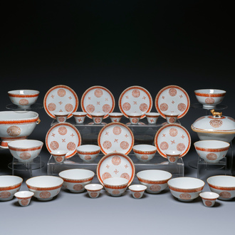 Service de 36 pièces en porcelaine de Chine à décor 'Shou' en rouge de fer et doré, marque et époque de Tongzhi