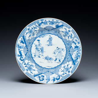 Een Chinese blauw-witte 'lijfstraffen' schotel, Yongzheng/Qianlong