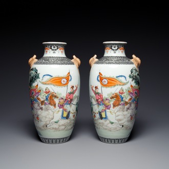Paire de vases en porcelaine de Chine famille rose à décor de l'histoire de Hua Mulan, marque de Jingdezhen, Révolution Culturelle