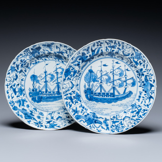 Paire de plats en porcelaine de Chine en bleu et blanc à décor de navires de la Compagnie des Indes, Kangxi