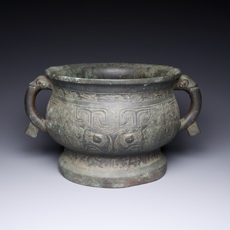 Een Chinese archaïsche bronzen rituele voedselkom, 'gui', Song/Ming