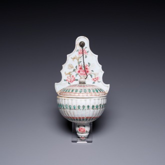 Rare bénitier couvert en porcelaine de Chine famille rose, Qianlong