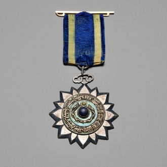 Een keizerlijke met steen bezette geëmailleerde metalen 'Orde van de Dubbele Draak' medaille, uitgereikt op 5 oktober 1905