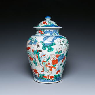 Vase couvert en porcelaine de Chine wucai à décor de garçons jouant, époque Transition