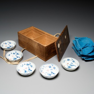 Cinq bols en porcelaine de Chine en bleu, blanc et rouge de cuivre, marque de Xuande, Wanli