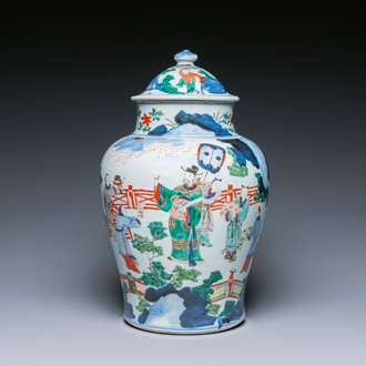 Vase couvert en porcelaine de Chine wucai à sujet narratif, époque Transition