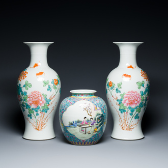 Paire de vases en porcelaine de Chine famille rose et un pot à fond turquoise, République