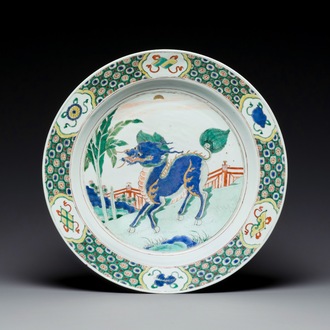 Plat en porcelaine de Chine famille verte à décor d'un qilin, Kangxi