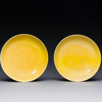 Paire de coupes en porcelaine de Chine en jaune monochrome à décor de pin et grue, marque et époque de Yongzheng