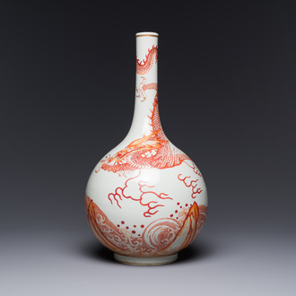 Een Chinese ijzerrood gedecoreerde en vergulde flesvormige vaas met draken en karpers, 19/20e eeuw