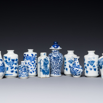 Dix vases et tabatières en porcelaine de Chine en bleu et blanc, 19ème