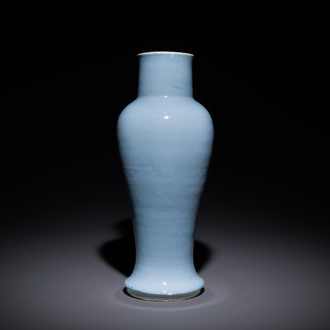Vase de type 'guanyin zun' en porcelaine de Chine en claire de lune monochrome, Kangxi