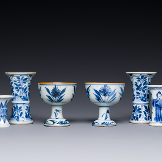 Deux coupes à pied et quatre vases miniatures de forme 'gu' en porcelaine de Chine en bleu et blanc, Kangxi