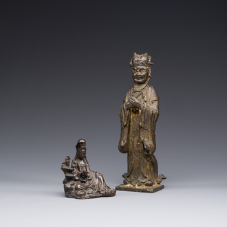 Twee Chinese bronzen figuren van Wenchang en Guanyin, Ming