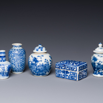 Quatre vases et une boîte couverte en porcelaine de Chine en bleu et blanc, tous marqués, 18/19ème