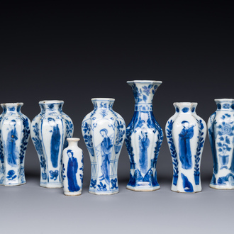 Sept vases miniatures en porcelaine de Chine en bleu et blanc à décor des 'Longues Dames', Kangxi
