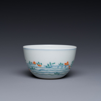 Tasse en porcelaine de Chine doucai à décor de poissons rouges, marque Cai Hua Tang Zhi 彩華堂製, 18ème