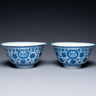 Een paar Chinese blauw-witte 'wan shou wu jiang 萬壽無疆' kommen, Qianlong merk en periode