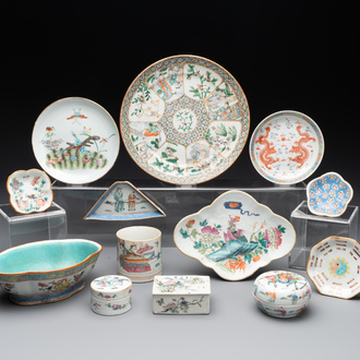 A varied collection of thirteen pieces Chinese famille rose and verte porcelain, 19th C.