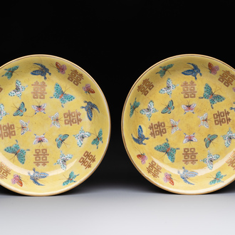 A pair of Chinese yellow-ground famille rose plates with butterfly design, Tongzhi mark, 20th C.