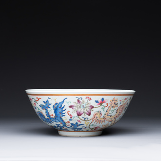 A Chinese famille rose 'phoenix' bowl, Guangxu mark, 19th C.