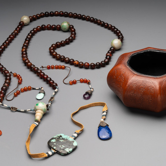 A Chinese court necklace with amber, precious stones and jade beads and an octagonal moulded gourd waterpot, Daoguang mark, 19/20th C.