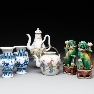 A pair of Chinese blue and white vases, a pair of sancai Buddhist lions, a famille rose ewer and a teapot, 19th C.