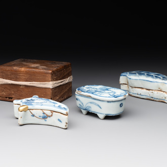 Three Chinese blue and white incense boxes and covers for the Japanese market, late Ming, 17th C.