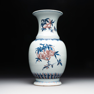 A Chinese blue, white and copper-red 'Three abundances' or 'Sanduo' vase, 19/20th C.