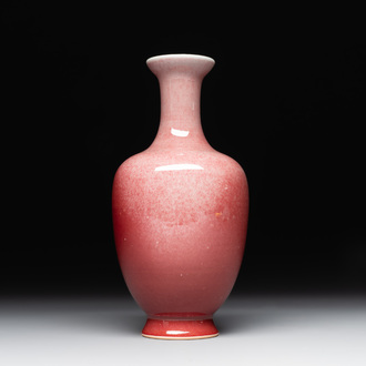 A Chinese monochrome peachbloom-glazed vase, Qianlong mark, 19/20th C.