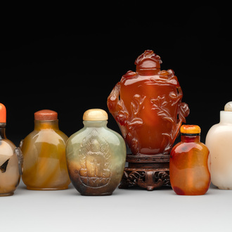 Six Chinese agate, jade and glass snuff bottles, 19/20th C.