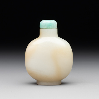 A Chinese white jade snuff bottle with jadeite stopper, 18/19th C.
