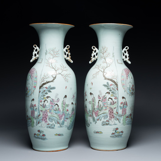 A pair of Chinese famille rose vases with ladies in a garden, signed Rongfang, 19/20th C.