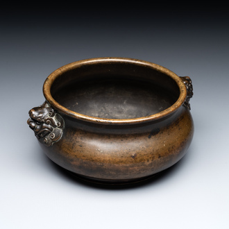 A Chinese bronze censer with lion-form handles, Xuande mark, 17/18th C.