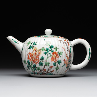 A Chinese famille verte 'phoenixes and peonies' teapot, Kangxi