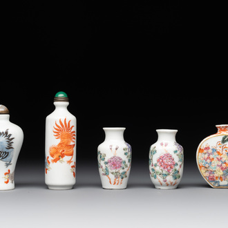 Five Chinese famille rose snuff bottles, Qianlong mark, 19/20th C.