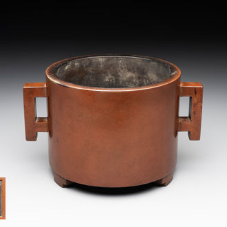 A rare Chinese cylindrical bronze censer with handles, Xuande mark, 17/18th C.