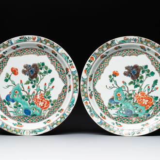 A pair of Chinese famille verte dishes with floral design, lingzhi mark, Kangxi