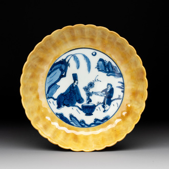 A rare Chinese blue and white yellow-glazed border chrysanthemum-shaped plate with figural design, hare mark, Jiajing