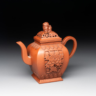 A Chinese Yixing stoneware teapot and cover, Jing Han Qian Hong Nei Zhi 荊漢錢弘內製 mark, 19th C.