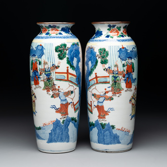 A pair of Chinese wucai 'Romance of the Three Kingdoms' rouleau vases, 19th C.