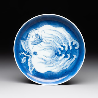 A Chinese blue and white 'Buddha's hand' plate, 18/19th C.