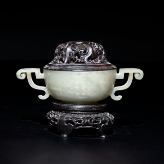 A Chinese white jade bowl with ruyi-shaped handles, wooden cover and stand, 18/19th C.