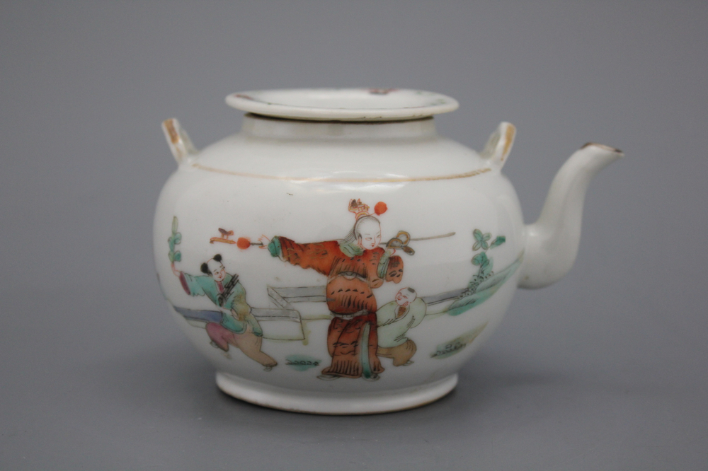 tuberculose mannetje voetstuk Theepot in Chinees porselein, famille rose, 19e eeuw - Rob Michiels Auctions
