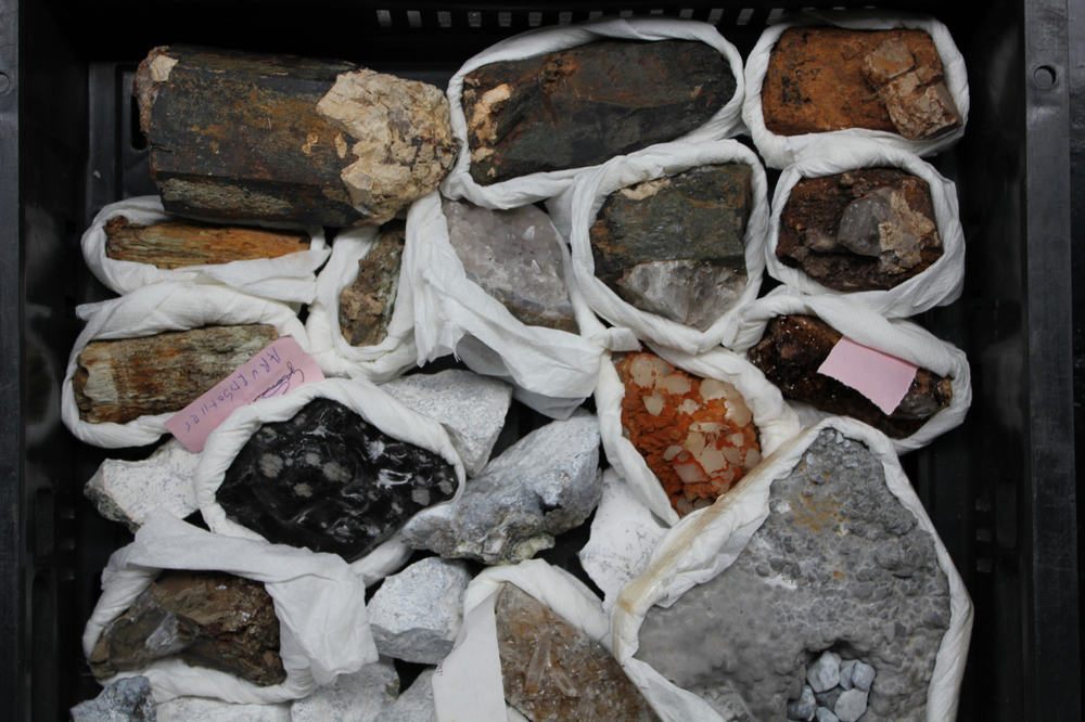 Doos met diverse mineralen en halfedelstenen