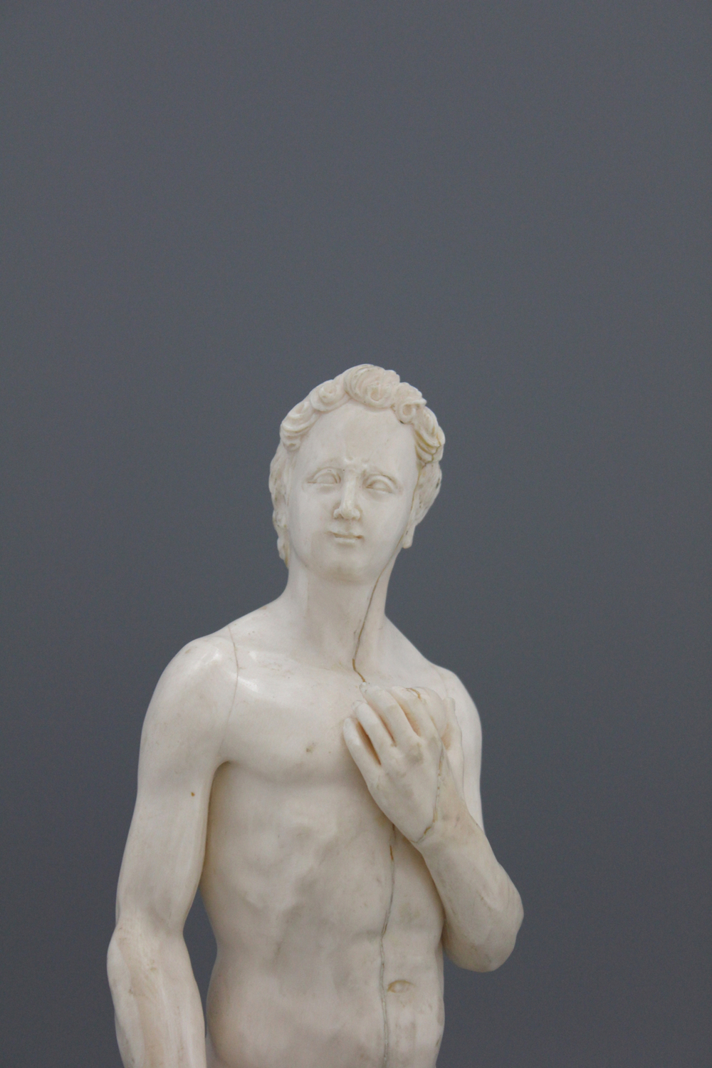 Figure d' Apollon en ivoire sculpt&eacute;, prob. Italien 17/18e