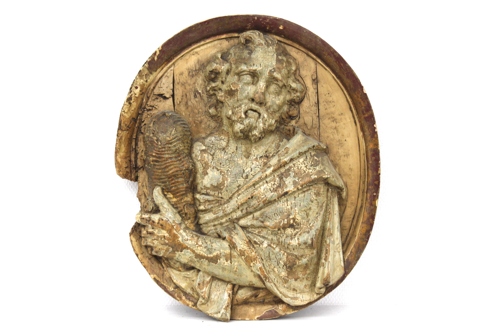 Panneau oval en bois sculpt&eacute; avec Judas Thadeus, Anvers (?), d&eacute;but 17e