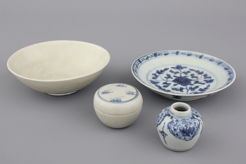 A group of 4 Chinese porcelain pieces, Ming dynasty