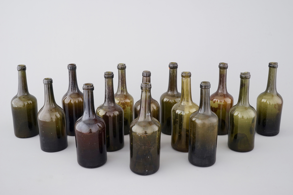 Blaast op Keer terug Integraal Een lot van 14 lege groene glazen handgeblazen wijnflessen, 18/19e eeuw -  Rob Michiels Auctions