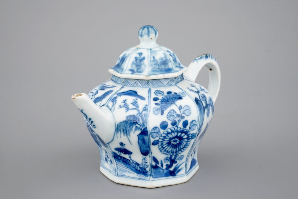 potlood schaduw laat staan Een blauw-witte Chinees porseleinen theepot, Kangxi, ca. 1700 - Rob  Michiels Auctions